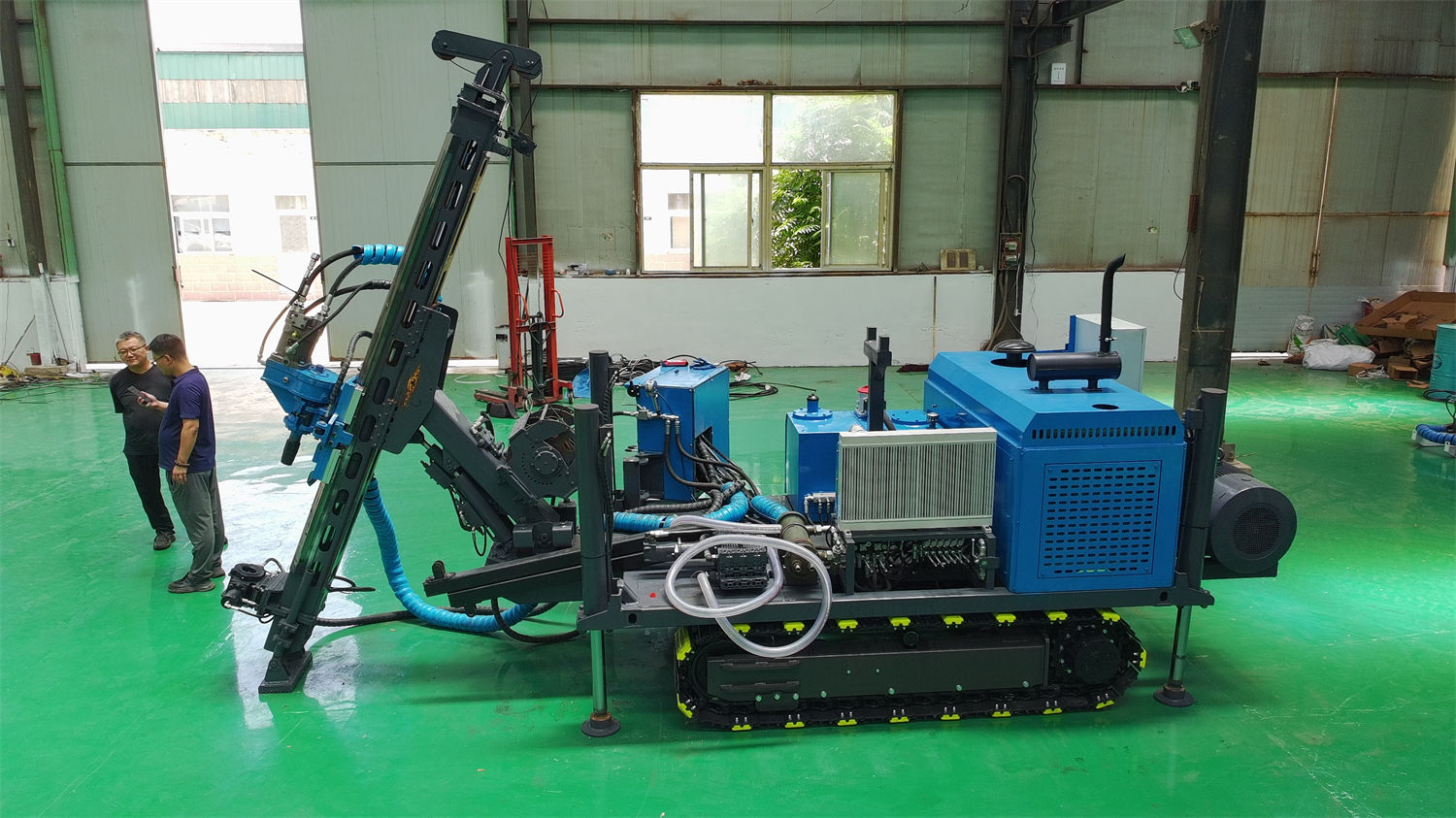 Achat de la foreuse carotteuse intégrée CR600I 600 m : méthode de calcul de l'efficacité du mât pliable et du déplacement sur chenilles dans les projets multi-positions en zone montagneuse