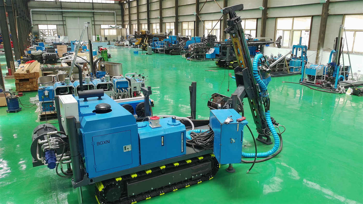 Achat de la foreuse carotteuse intégrée CR600I 600 m : méthode de calcul de l'efficacité du mât pliable et du déplacement sur chenilles dans les projets multi-positions en zone montagneuse