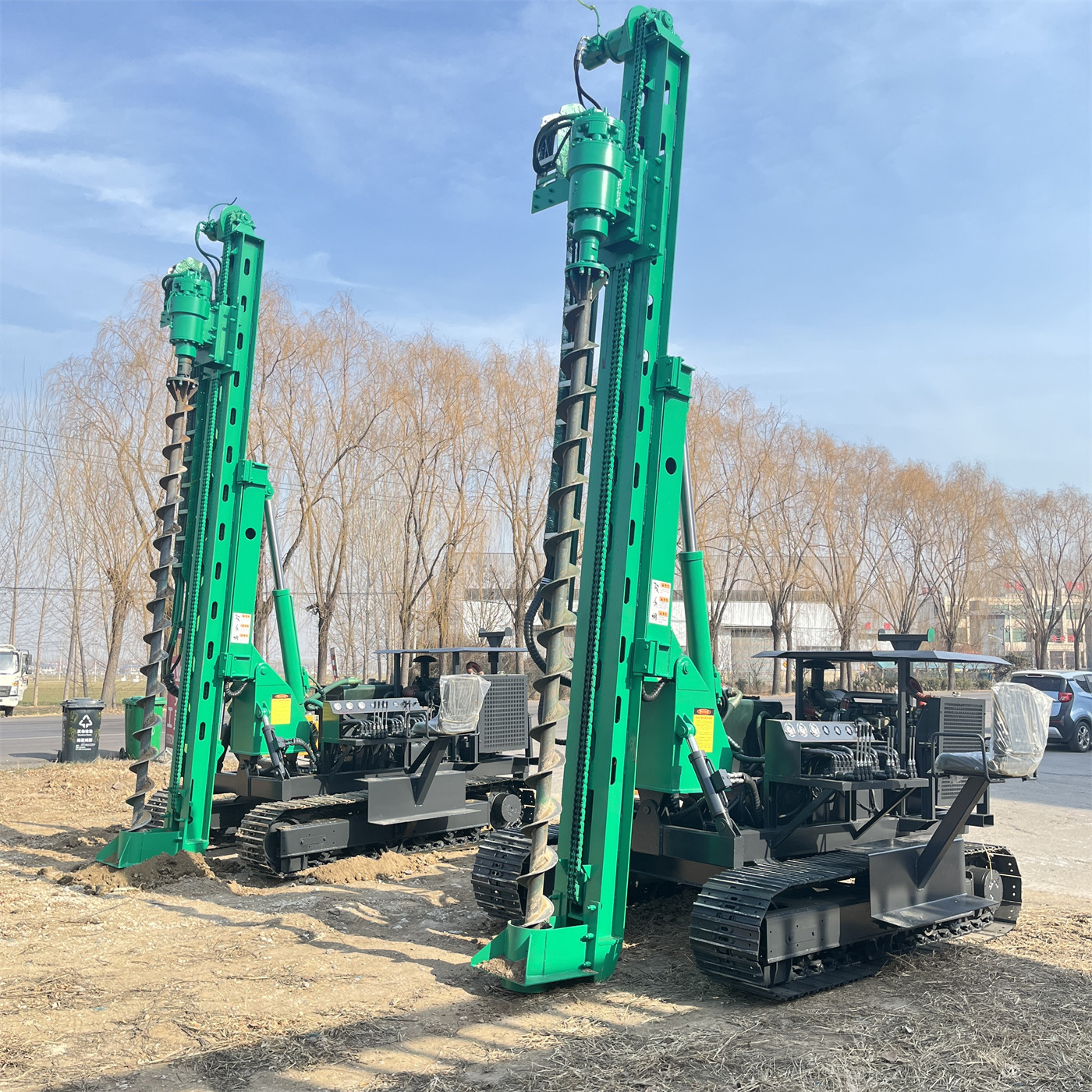 Différences entre hauteur de chenilles réglable et non réglable en travaux sur terrain en pente