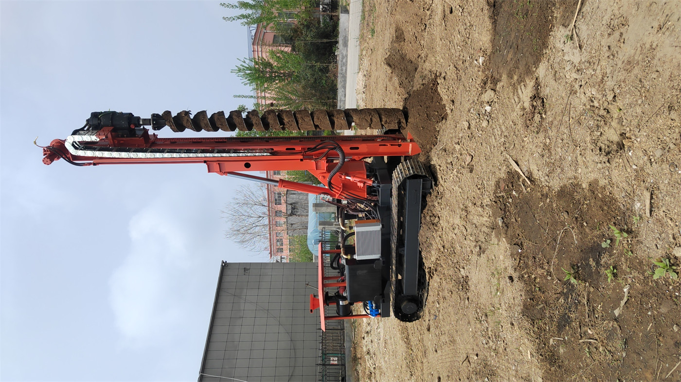 Différences entre hauteur de chenilles réglable et non réglable en travaux sur terrain en pente