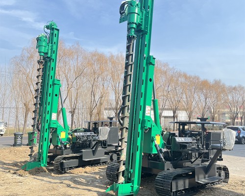 Différences entre hauteur de chenilles réglable et non réglable en travaux sur terrain en pente